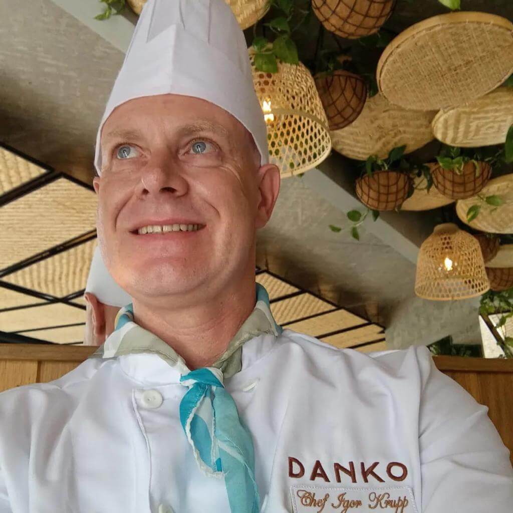 Chef Igor Krupp, do Danko, apresenta receita em livro.