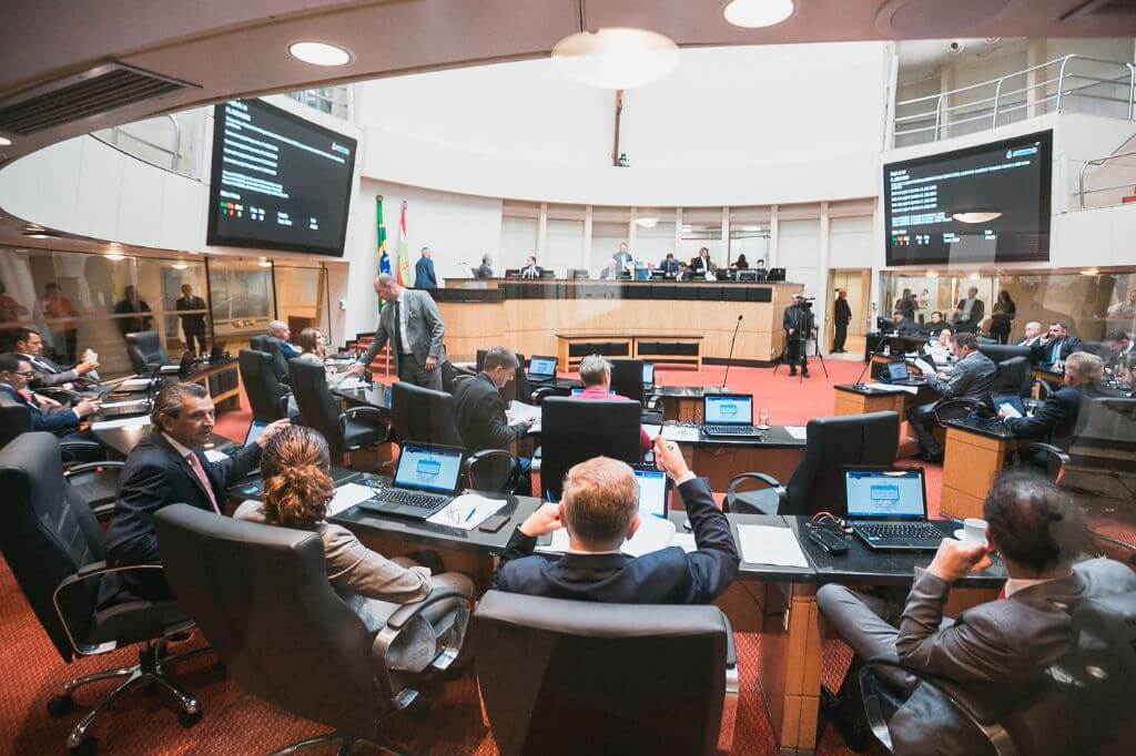 Deputados estaduais aprovaram reajuste salarial para governador, vice e secretários