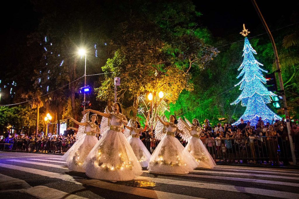 Desfile realizado no entorno da Praça XV de Novembro.