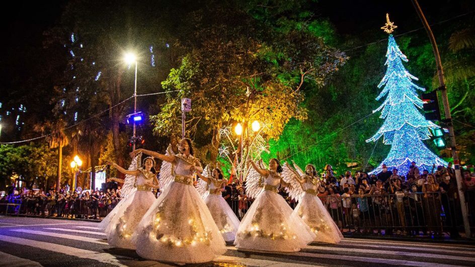 Desfile realizado no entorno da Praça XV de Novembro.