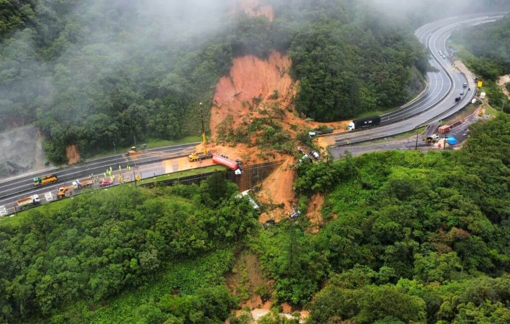 Deslizamento na 376 ocorreu em novembro e duas pessoas morreram