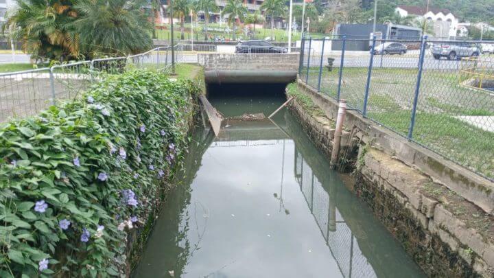 Grade foi instalada no rio Mathias para retenção de resíduos
