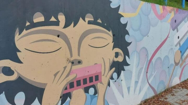 Grafiteiro Cícero Silva Schloegel pinta muro da Praça das Gaitas Hering em Blumenau