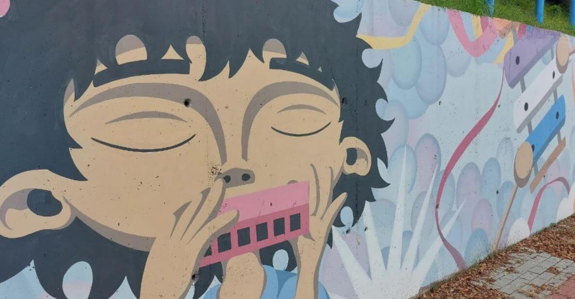 Grafiteiro Cícero Silva Schloegel pinta muro da Praça das Gaitas Hering em Blumenau