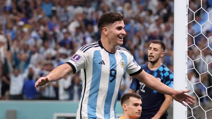Julian Alvarez fez dois gols e sofreu o pênalti no primeiro da Argentina finalista da Copa do Mundo