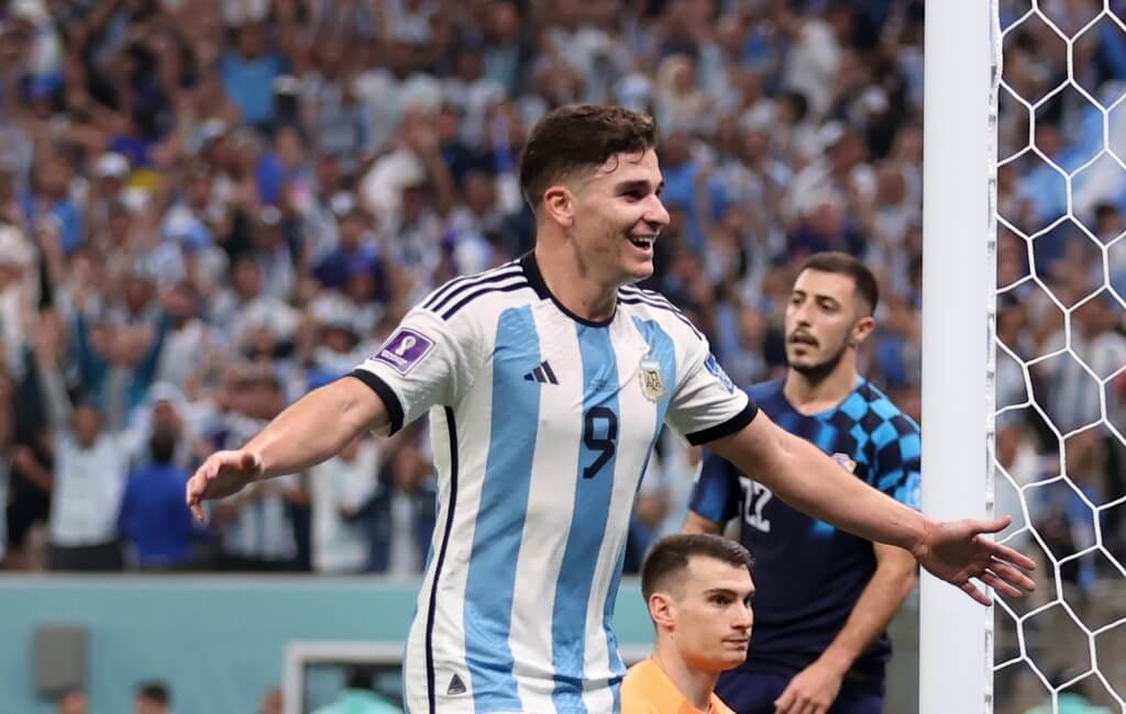 Julian Alvarez fez dois gols e sofreu o pênalti no primeiro da Argentina finalista da Copa do Mundo