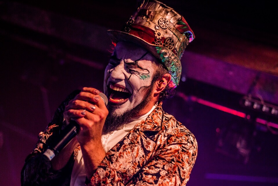 Cantor de O Teatro Mágico