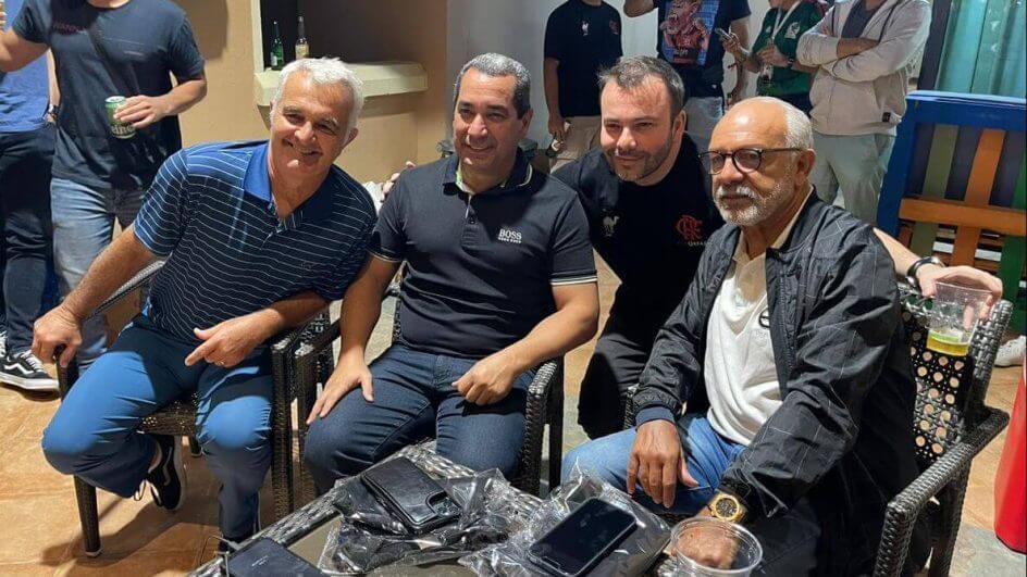 Médico catarinense recebe estrelas do Flamengo em sua casa no Catar