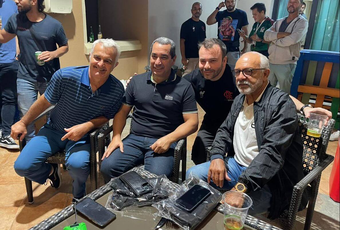 Médico catarinense recebe estrelas do Flamengo em sua casa no Catar