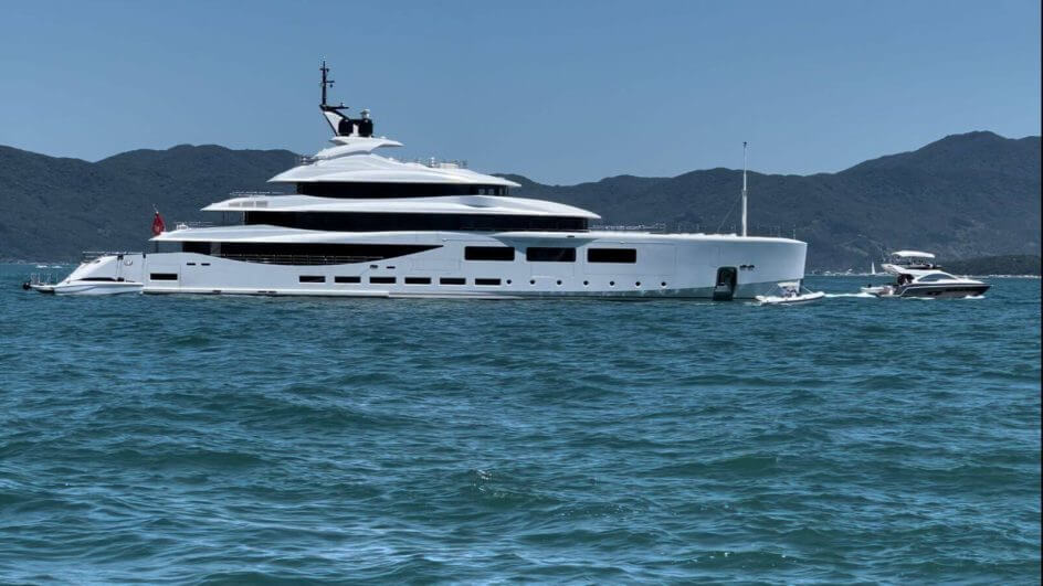 Mick Jagger ou Gisele Bündchen? Mega iate de luxo deixa veranistas de Jurerê Internacional curiosos