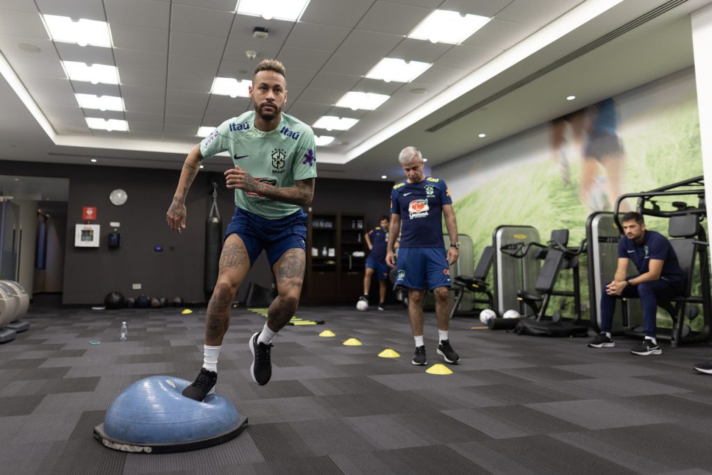 Neymar faz trabalho de recuperação para a Copa do Mundo