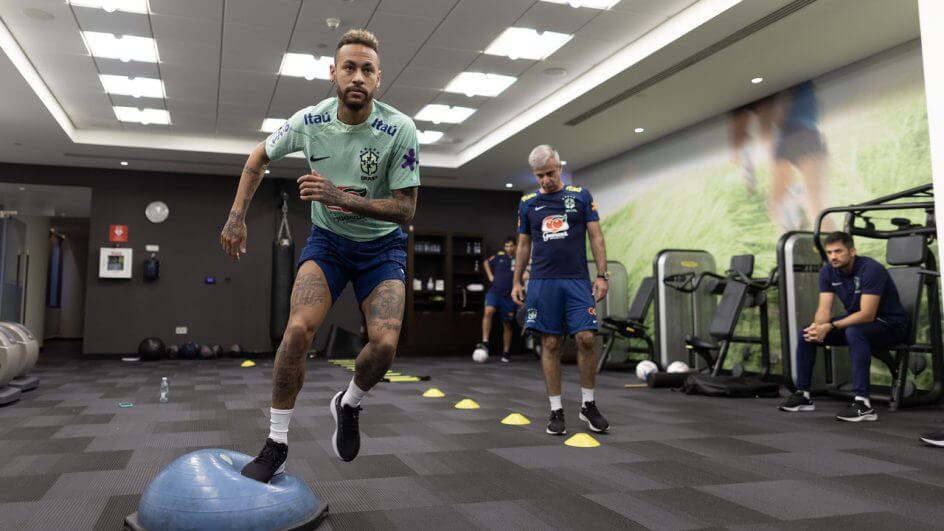 Neymar faz trabalho de recuperação para a Copa do Mundo