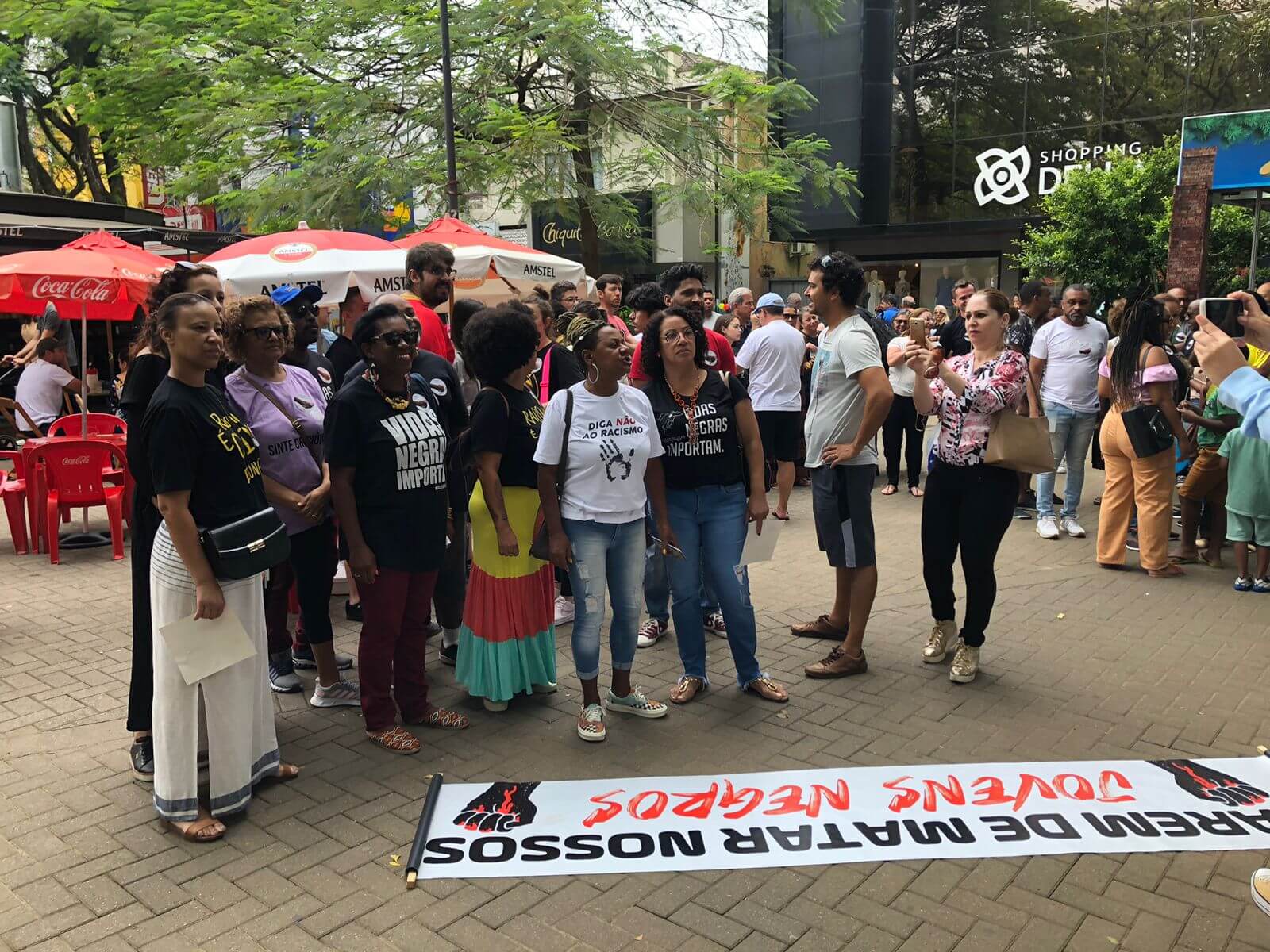 Racismo é pauta de protesto na praça central de Criciúma