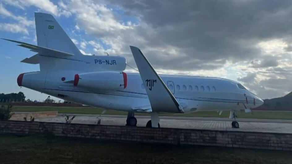 Pai de Neymar aterrissa em SC a bordo de novo jato que custa R$ 150 milhões