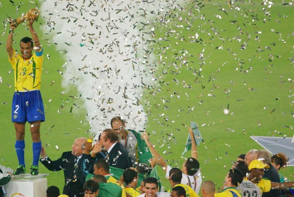 Cafu ergue a taça do pentacampeonato (Foto: Eduardo Knapp/Folhapress)