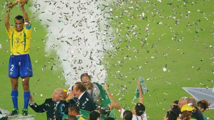 Cafu ergue a taça do pentacampeonato (Foto: Eduardo Knapp/Folhapress)