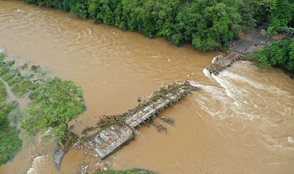 Ponte no Quiriri teve danos após as chuvas da semana passada