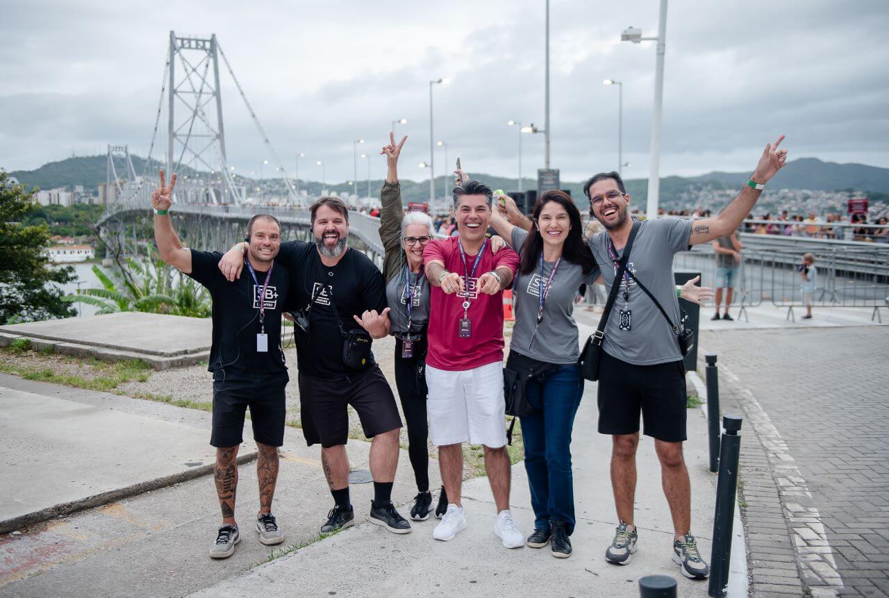 Rafael Pagan, Marcelo Fuzetti, Silvana Frate, Alisson Barcelos, Carla Barcelos e Raul Assis Garcia, responsáveis pelo desfile na Ponte Hercílio Luz.