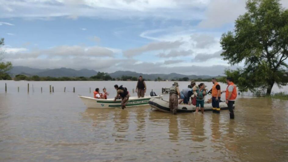 Moradores da Comunidade da Seri, em Gravatal, foram resgatados de barco