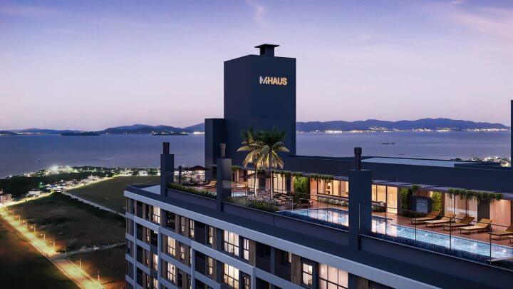 Tem um rooftop com vista panorâmica para a capital catarinense, montanhas e um imponente pôr do sol