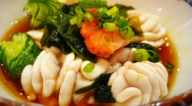 Foto do shirako dentro de uma vasilha com salsinha por cima.