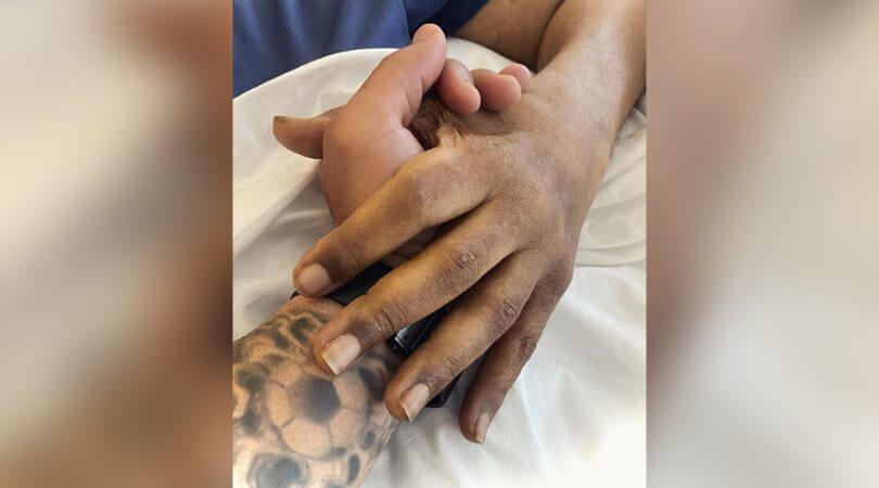 Edinho segura a mão de seu pai, Pelé