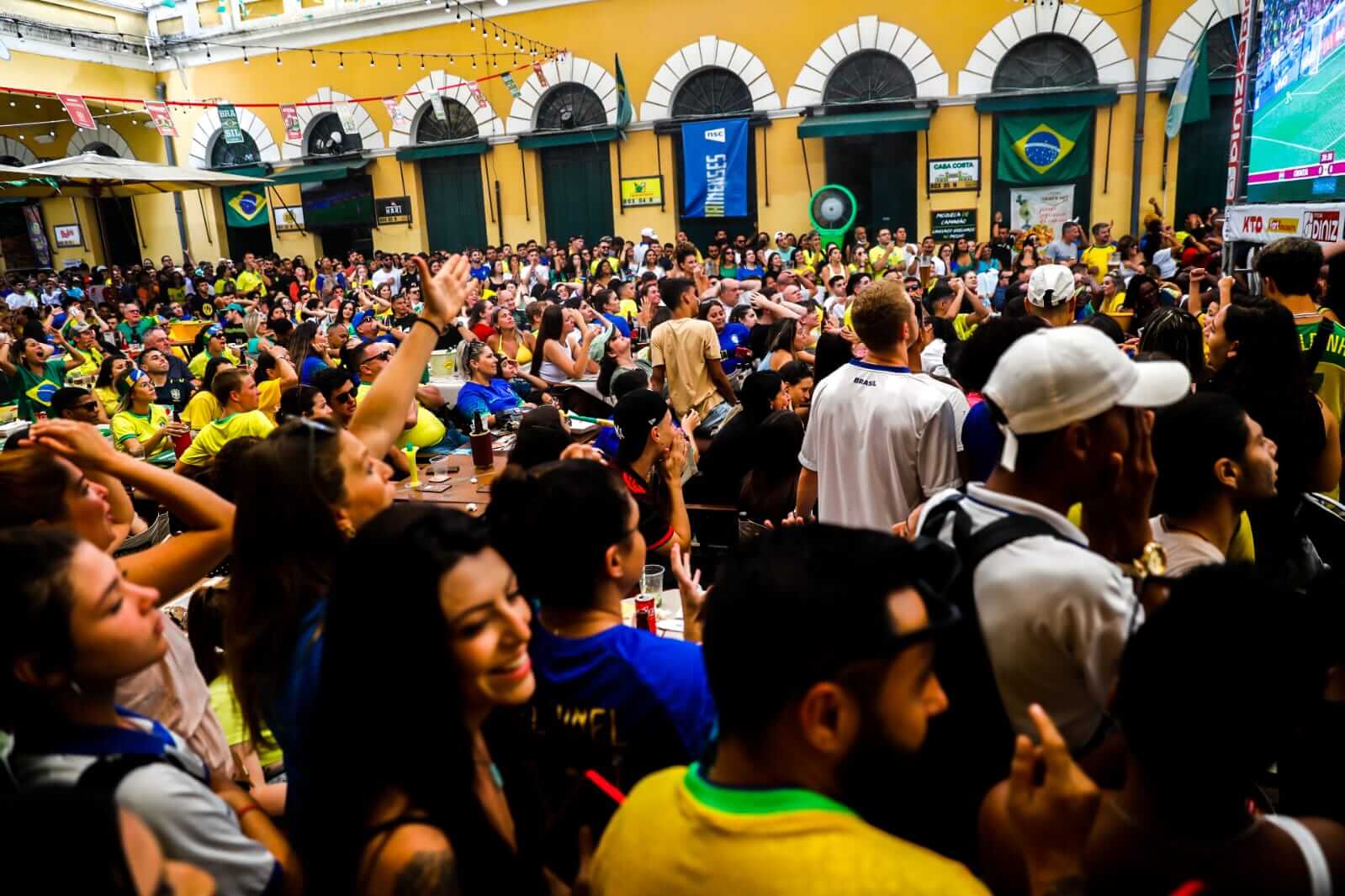 Torcedores acompanham o jogo no Mercado Público de Florianópolis