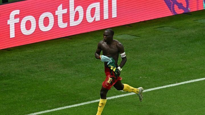Aboubakar comemora gol de Camarões contra o Brasil