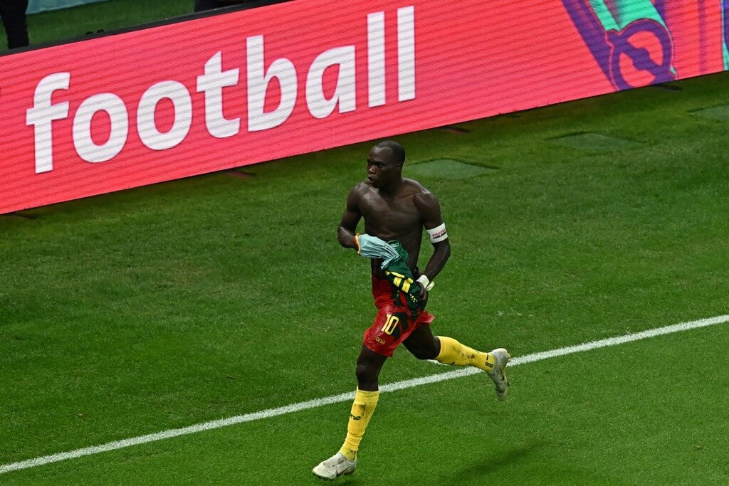 Aboubakar comemora gol de Camarões contra o Brasil