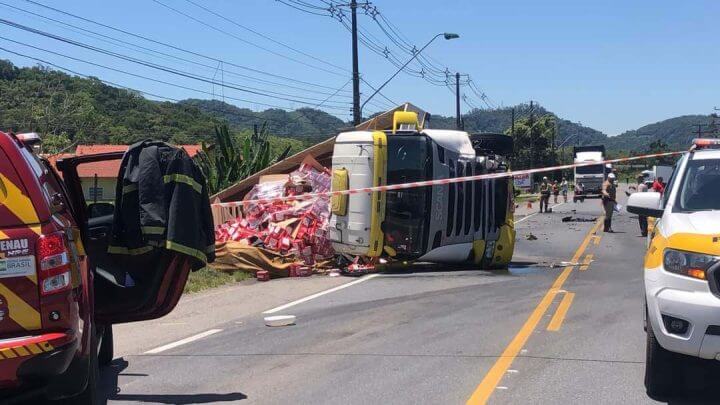 Caminhão carregado de cerveja tombou
