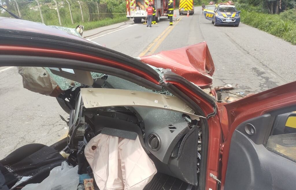 acidente entre onibus e carro em sao francisco do sul