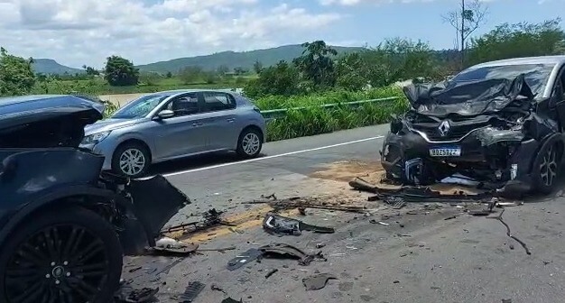 Colisão envolveu três veículos