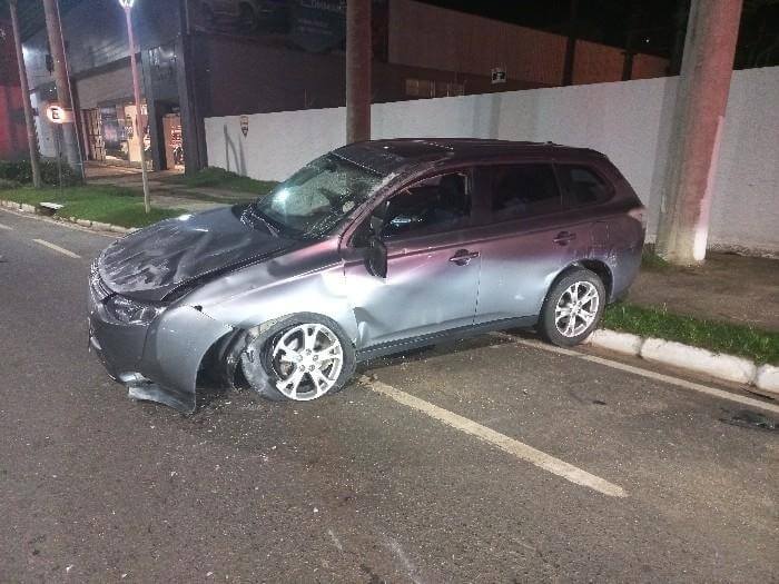 Carro ficou bastante danificado após o capotamento