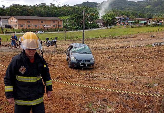 Carro chegou a tombar no acidente