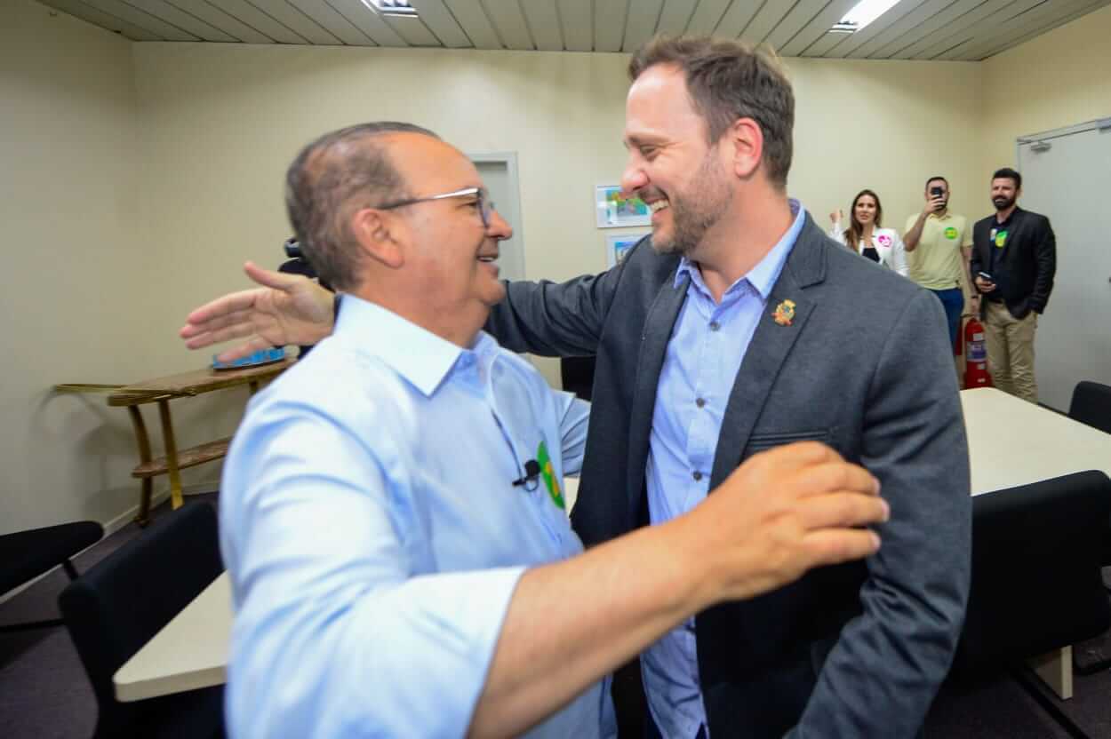 Jorginho e Adriano se encontram na campanha do segundo turno, em outubro: prefeitura quer manutenção do Plano 1000
