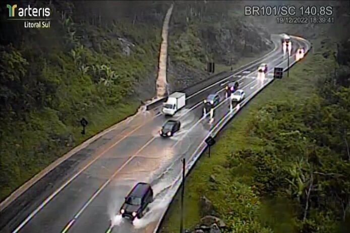 Alagamento provoca interdição na BR-101