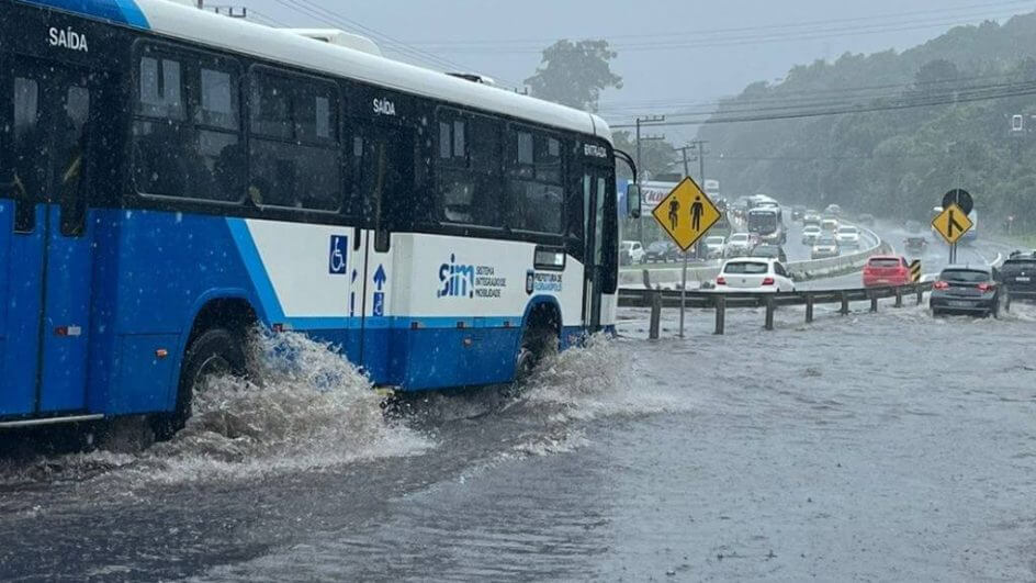 Alagamento na SC-401 em Florianópolis (Carolina Fernandes, NSC TV)
