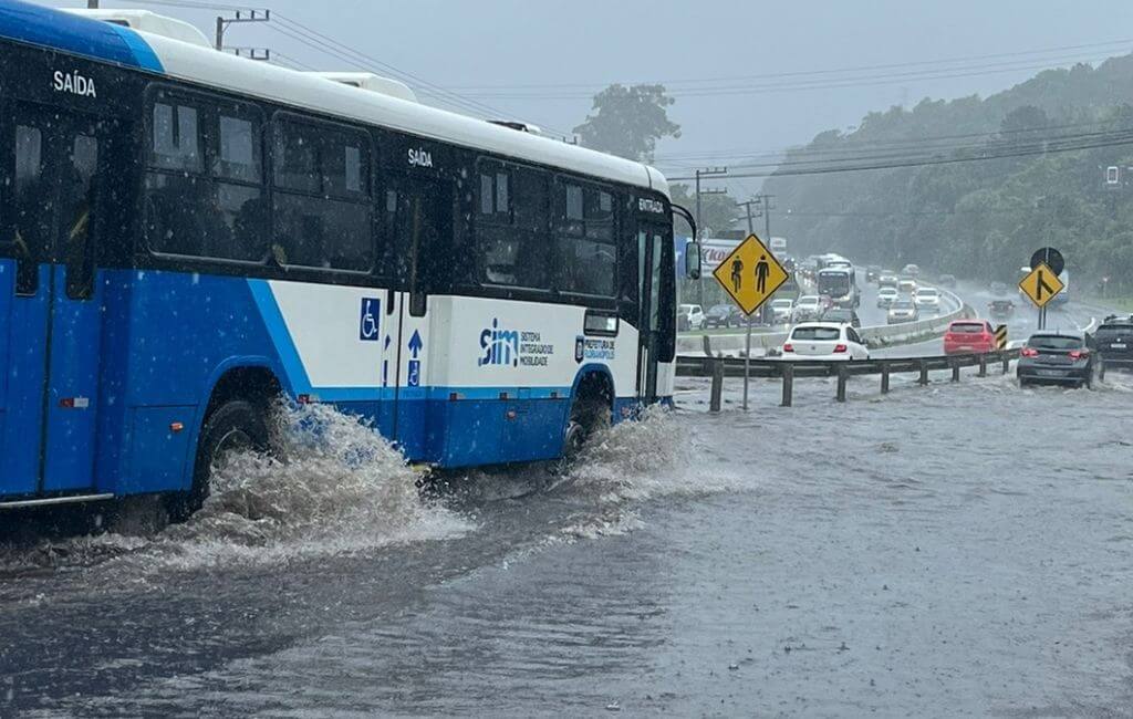 Alagamento na SC-401 em Florianópolis (Carolina Fernandes, NSC TV)