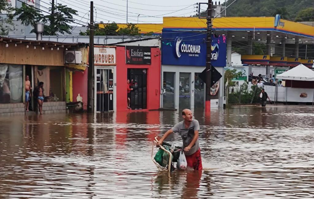 Ruas ficaram alagadas em várias cidades de SC