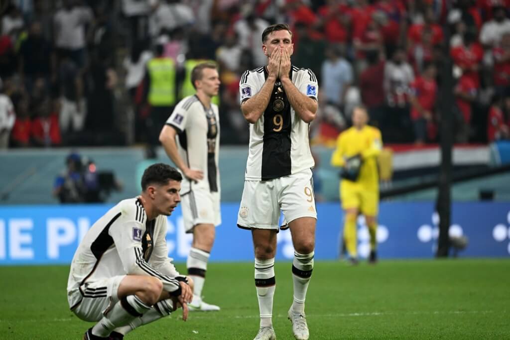 Jogadores da Alemanha em choque dentro de campo após serem eliminados da Copa do Mundo