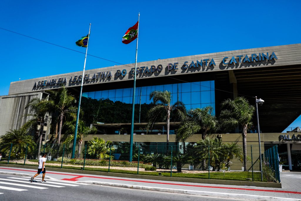 Deputados devem votar nesta quarta-feira (14) em uma série de projetos