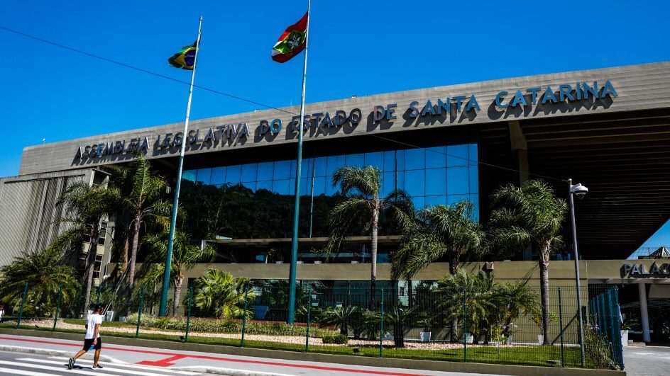 Deputados devem votar nesta quarta-feira (14) em uma série de projetos