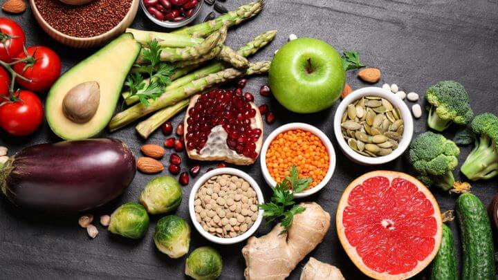 Diversos alimentos saudáveis em cima da mesa cinza