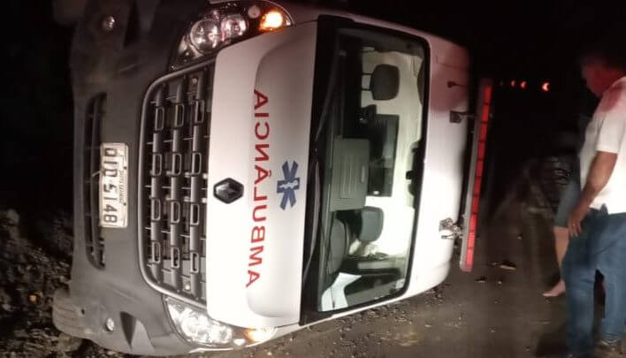 Ambulância tombou na SC-350