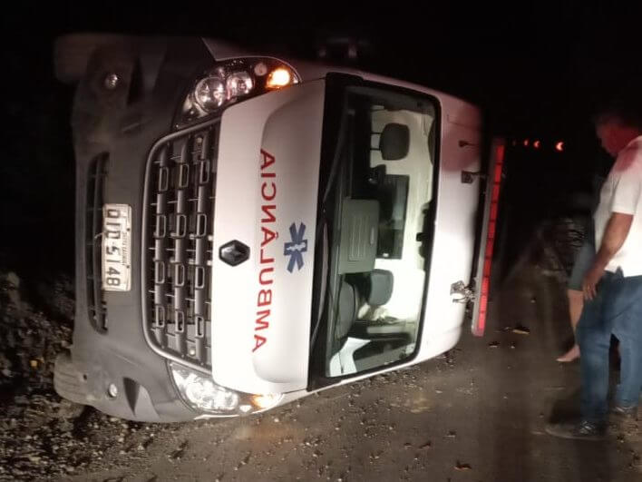 Ambulância tombou na SC-350