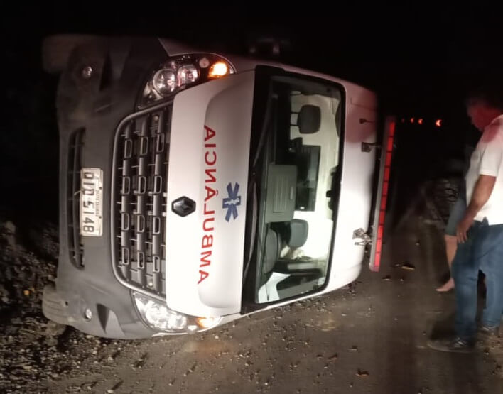 Ambulância tombou na SC-350