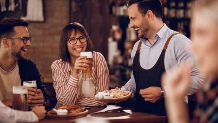 O restaurante oferece café, almoço ou jantar, com opções de buffet, lanches e delivery