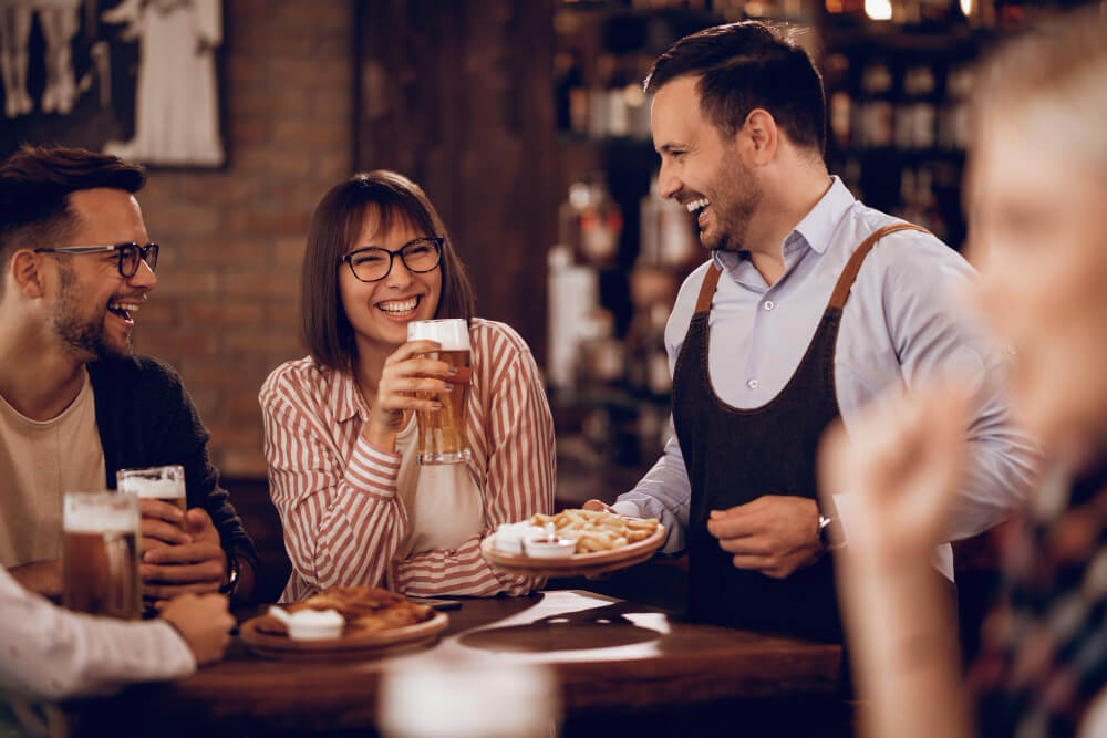O restaurante oferece café, almoço ou jantar, com opções de buffet, lanches e delivery