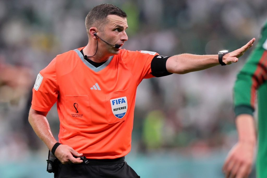 O inglês Michael Oliver vai comandar a arbitragem na partida entre Brasil e Croácia