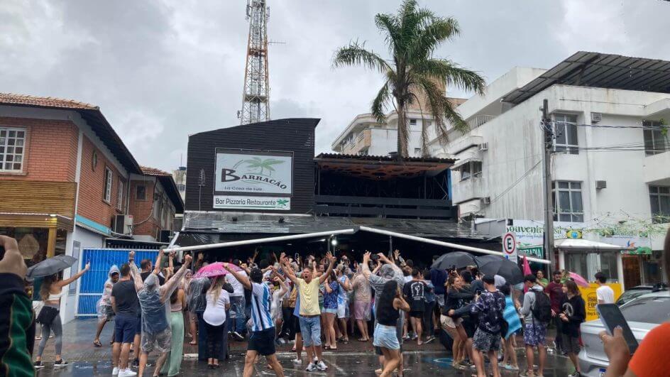 Torcedores comemoram vitória da Argentina em Canasvieiras